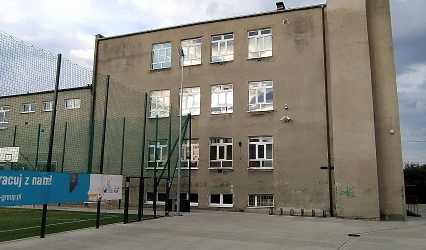Ciasno w ZSE-T. Dwa kontenery lekcyjne staną przed szkołą w Lesznie              