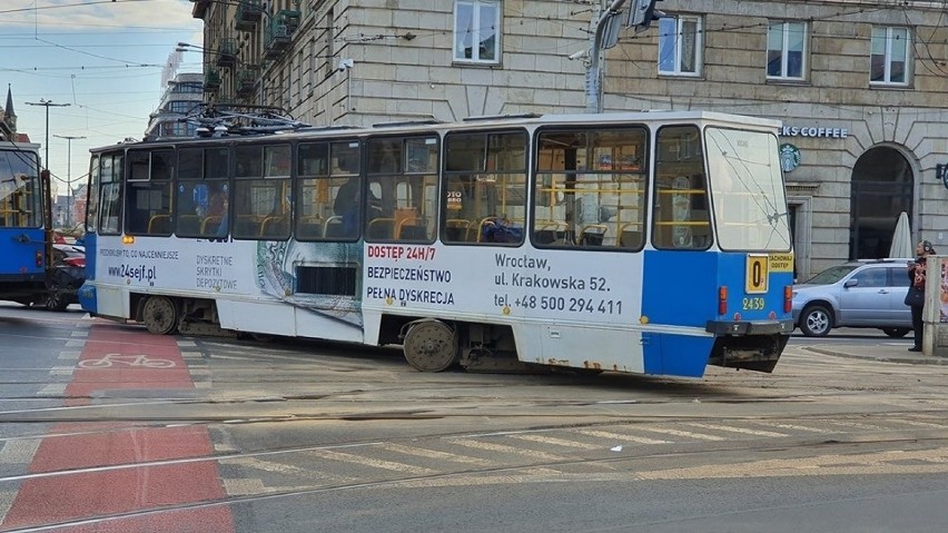 Olbrzymie utrudnienia w centrum Wrocławia. Wykoleił się tramwaj