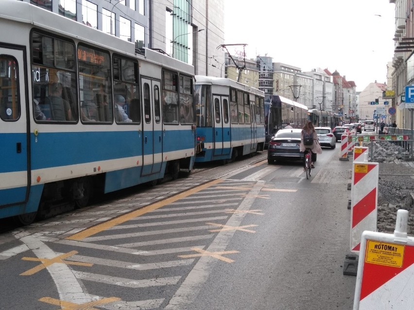 Olbrzymie utrudnienia w centrum Wrocławia. Wykoleił się tramwaj