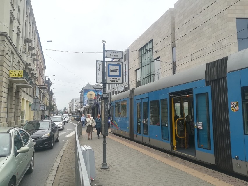 Olbrzymie utrudnienia w centrum Wrocławia. Wykoleił się tramwaj