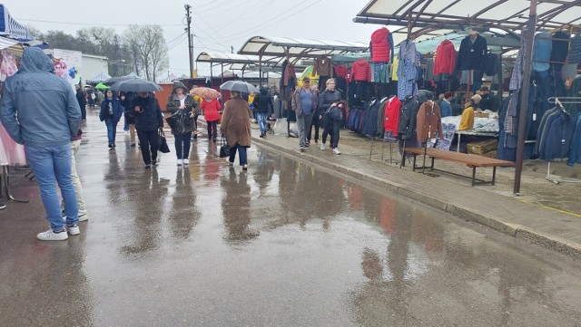 Mnóstwo osób na targowisku miejskim w Ostrowcu Świętokrzyskim. Zobacz jak wyglądał handel