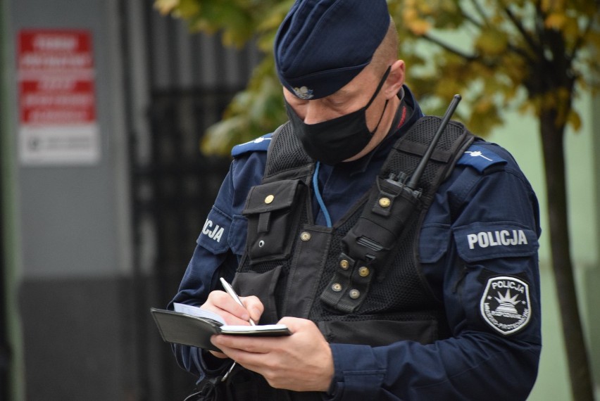 Ponad 100 osób protestowało pod sieradzkim biurem posłów PiS