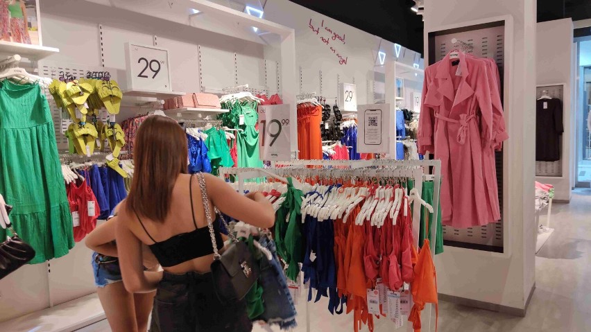 Focus Mall w Piotrkowie, trwa wyprzedaż letniej kolekcji. W wielu sklepach rabaty 50%. CENY, ZDJĘCIA