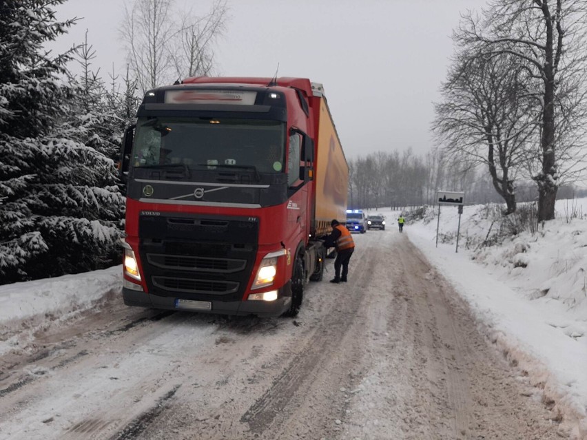 W warunkach zimowych kierowcy ciężarówek pokonujący trasę...