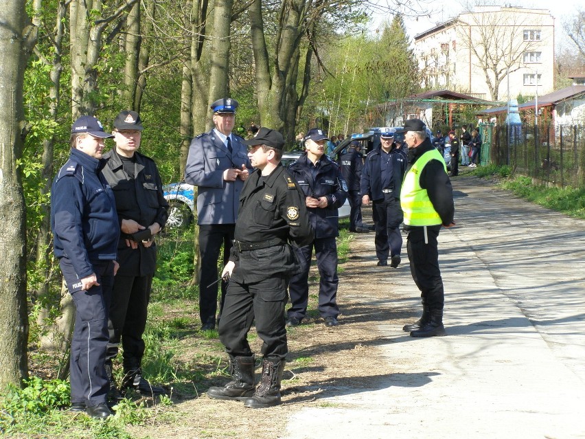 Nietypowe ćwiczenia policji: ekolodzy przykuli się łańcuchami do cysterny w Mościcach [ZDJĘCIA]
