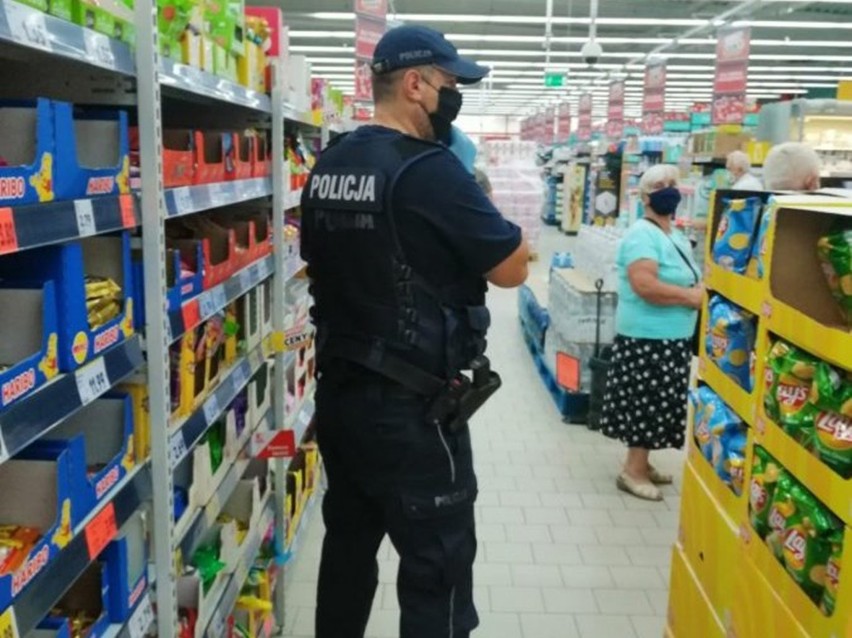 Policjanci z Jasła wlepiają mandaty za brak maseczki. Ale większość mieszkańców powiatu nie ignoruje obostrzeń związanych z COVID-19