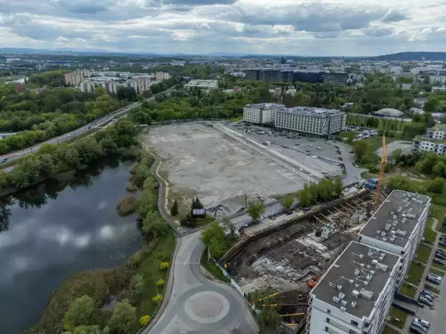 Jak widać na zdjęciu w okolicy dawnej Plazy Kraków powiększają się kolejne osiedla, budowane są nowe bloki. Tymczasem ta atrakcyjna działka ciągle czeka na zagospodarowanie.