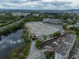 Rok po zburzeniu Plazy Kraków. Wielki "basen" wciąż pusty, ale jest pozwolenie budowlane na hotel. Na biurowce ciągle nie