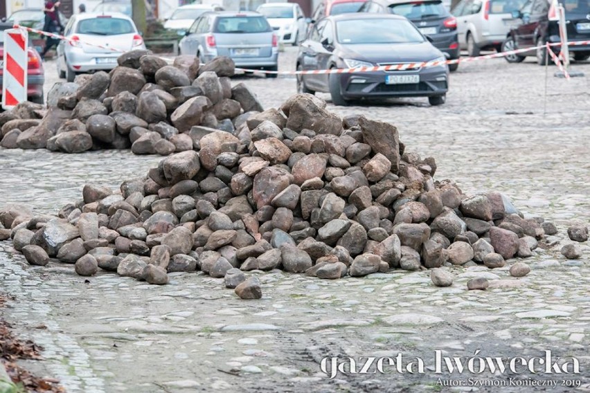 Zaczęto rozbierać płytę Rynku w Lwówku. Trwa rewitalizacja