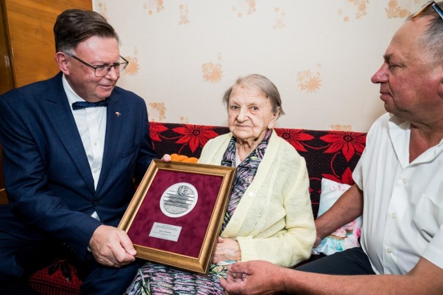 Klara Szatkowska urodziła się 26 lipca 1920 roku w Janiej Górze. W poniedziałek 27 lipca odebrała z rąk wicemarszałka honorowy medal przyznawany rówieśnikom Niepodległej