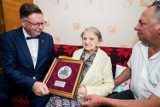 Pani Klara z Bydgoszczy skończyła sto lat. Otrzymała medal od wicemarszłka Kujawsko-Pomorskiego [zdjęcia]
