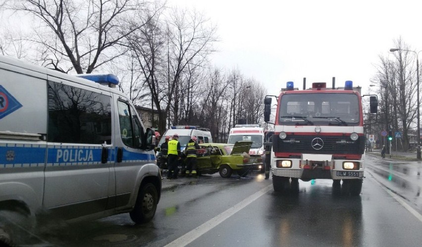 Wypadek w Bielsku-Białej, kierowca uwięziony [ZDJĘCIA]