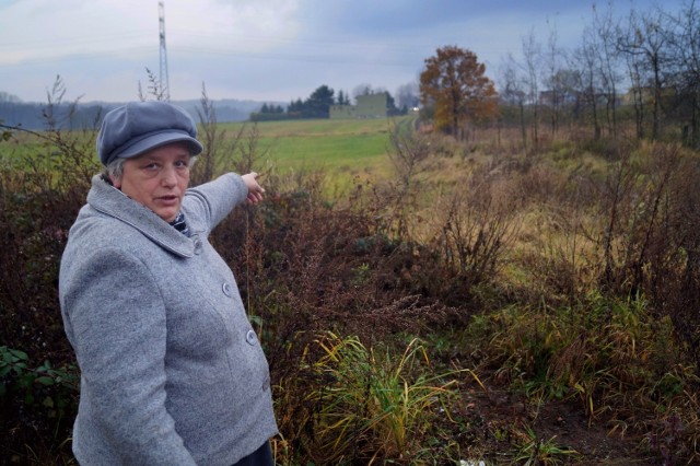 Według Jadwigi Szwedy gmina powinna zająć się istniejącymi drogami, które pozostają zaniedbane od 60 lat: Wierzbową i Fitelberga.