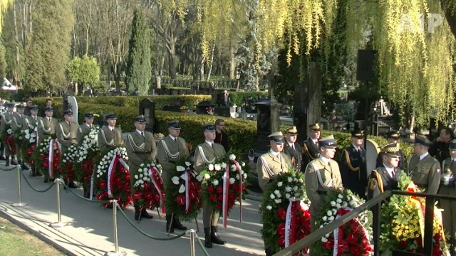 Cmentarz Wojskowy na Powązkach. Rodziny uczciły pamięć ofiar katastrofy smoleńskiej [WIDEO]