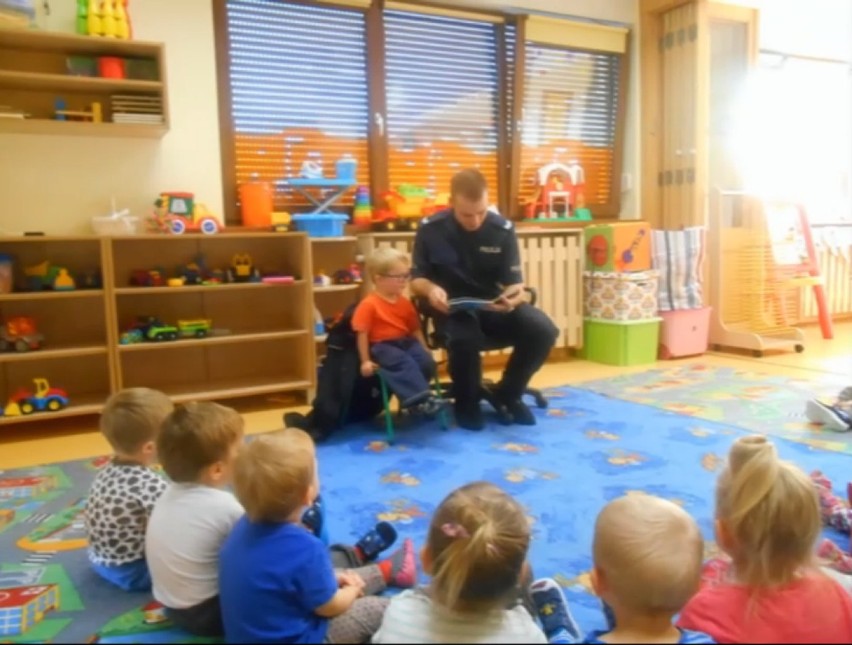 Policjant z Żor odwiedził dzieci w żłobku w Łaziskach Górnych - ZDJĘCIA