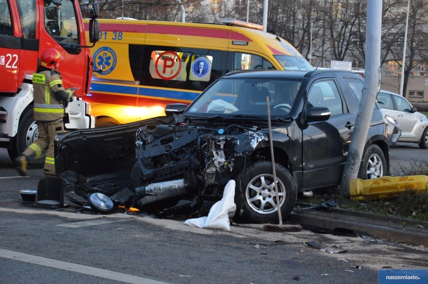 Groźny wypadek na ulicy Okrzei we Włocławku. Dachował radiowóz [zdjęcia]