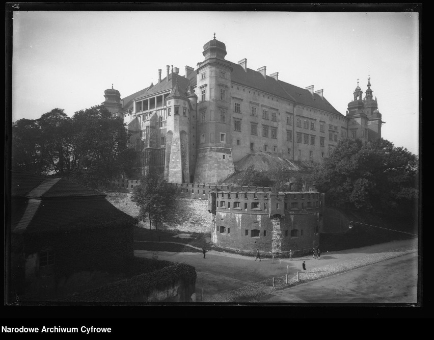 Według archiwów NAC jest to rok 1927.