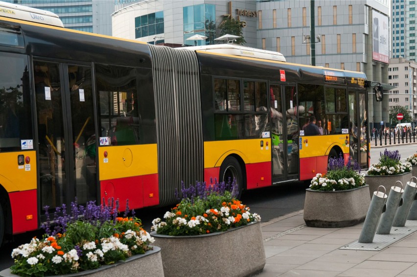 Skandal w autobusie miejskim. Kierowca oddawał mocz w środku...