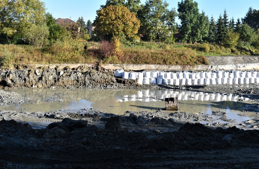 Nowy Sącz. Rzeka Kamienica rozkopana. Trwają prace przy modernizacji progów wodnych. Zobacz zdjęcia