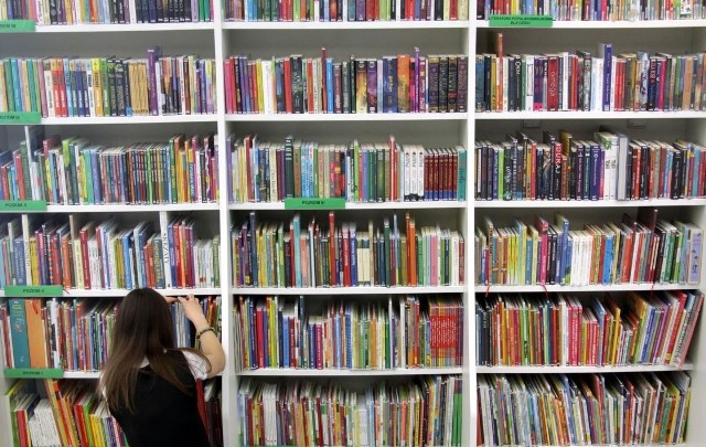 Sąsiedzka biblioteka przy Okrzei wciąż potrzebuje książek i liczy na pomoc warszawiaków