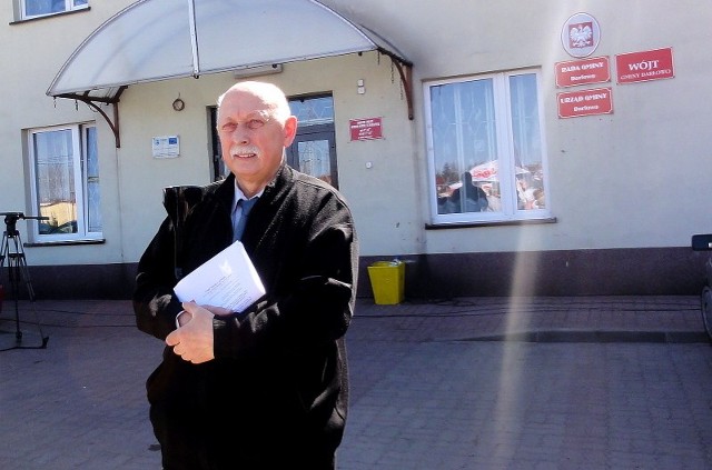 Franciszek Kupracz, wójt gminy Darłowo przed Urzędem Gminy