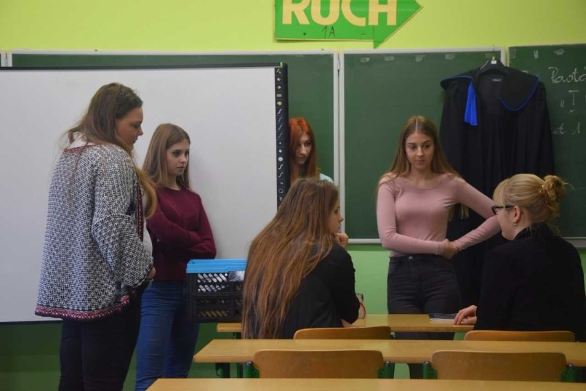 Uczniowie II LO w Malborku poznawali prawo karne i cywilne. Lekcja z sędzią i radcą prawnym