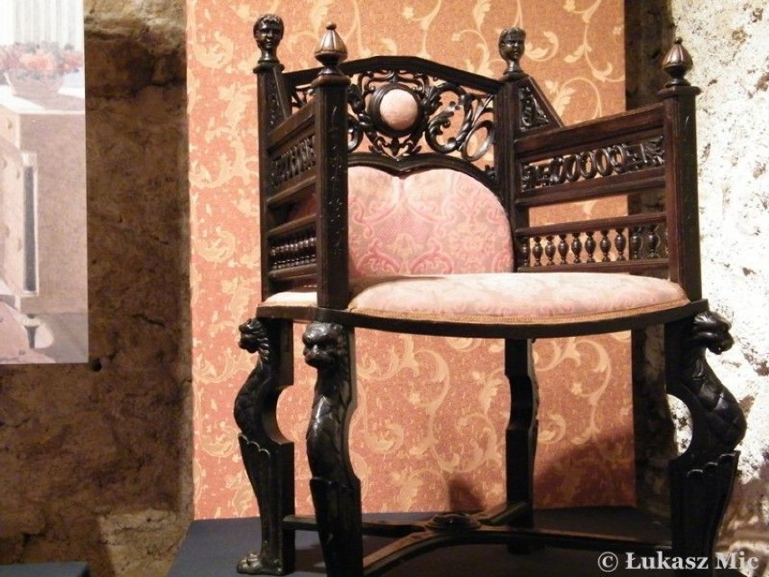 Fotel z przełomu XIX i XX wieku był własnością Stanisława...