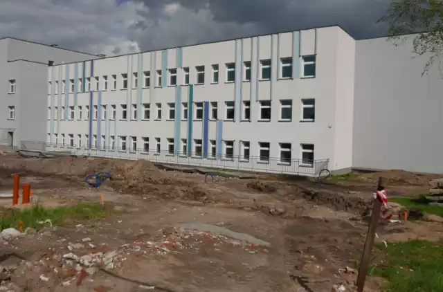 Budynek PCPR, na którego czwartej kondygnacji będzie znajdował się Zakład Opiekuńczo - Leczniczy, widziany od strony ul. Dąbrowskiego. Obecnie trwa tam budowa parkingu.