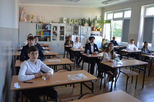 Każdy uczeń musi przystąpić do egzaminu ósmoklasisty z języka polskiego, matematyki oraz języka obcego.