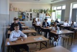 Uczniowie klas ósmych rozpoczęli pierwszy poważny egzamin. W Lęborku najwięcej w SP8
