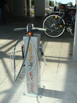 Stacje naprawcze dla rowerów. W Warszawie powstały trzy miejsca gdzie samemu można naprawić rower