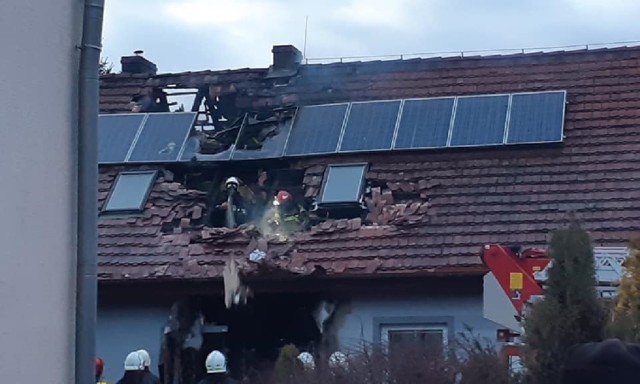 Do pożaru domu jednorodzinnego doszło w sobotę, 22 lutego, w miejscowości Pieski (powiat międzyrzecki). Jego powodem mogło być prawdopodobnie zwarcie instalacji elektrycznej. Na szczęście w wyniku pożaru nikt nie ucierpiał. Na fotografiach widać jednak, że część dachu jest zniszczona. W walce żywiołem uczestniczyli strażacy z PSP w Międzyrzeczyu, OSP Kursko oraz OSP Templewo.



Zobacz również: Poważna awaria ciepłownicza na Pradze Północ. Zginęło sześć policyjnych psów


