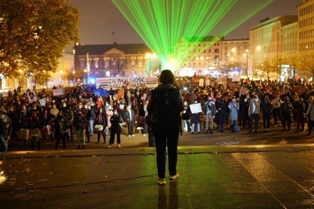 Poznański protest na placu Wolności zaplanowano na piątek, 6 listopada na godzinę 19. Uczestnicy pojawili się na placu pomimo niesprzyjającej pogody. Znów można zobaczyć transparenty. Przejdź dalej --->