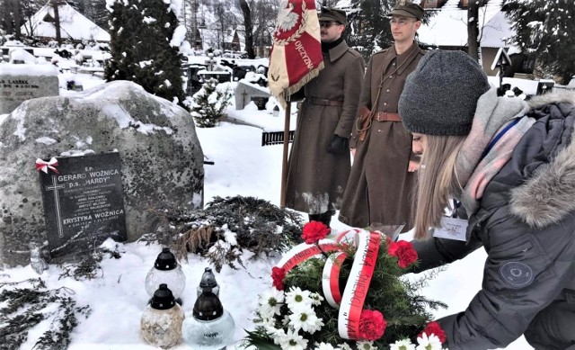 Przedstawiciele olkuskiego oddziału Światowego Związku Żołnierzy AK składają wiązankę kwiatów w Poroninie, gdzie pochowany jest kpt. Gerard Woźnica, ps. Hardy.