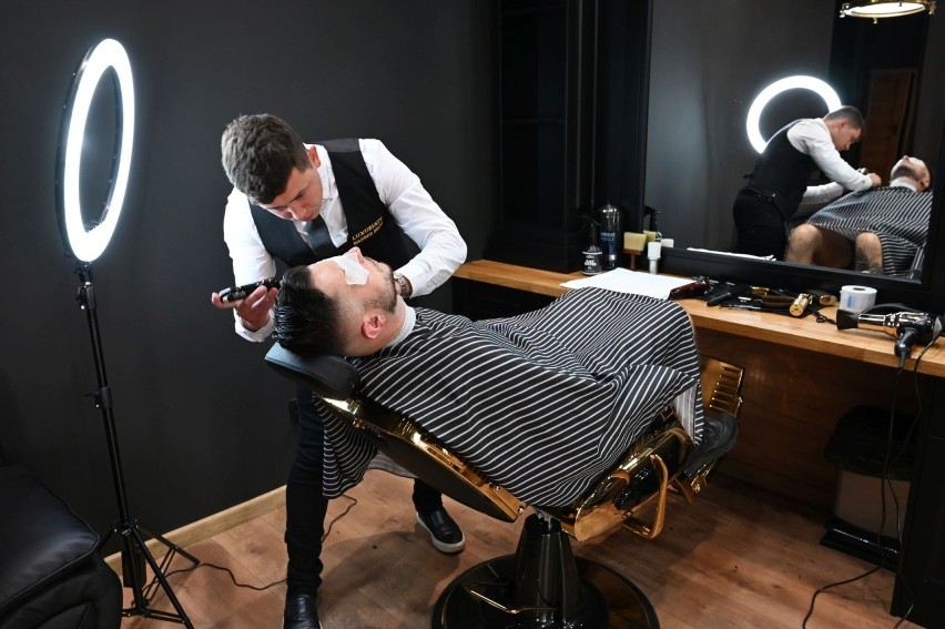 Połączenie złota z czernią i... stół bilardowy. Ekskluzywny Luxuriate Barber Shop działa już w centrum Kielc [WIDEO, ZDJĘCIA]