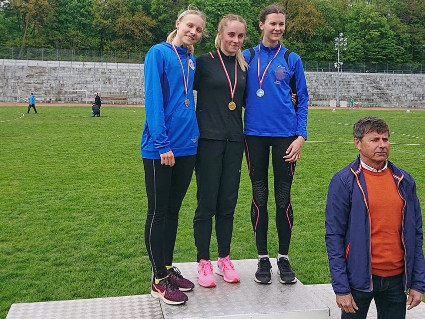 Milena Frej (po lewej) w biegu na 400 m była druga, z czasem...