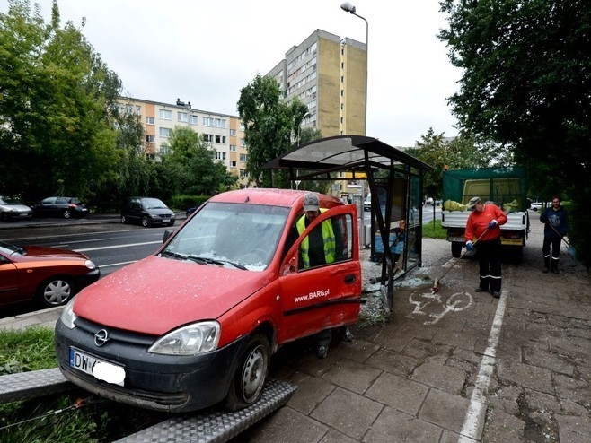 Wrocław: Osobówką wjechał w przystanek autobusowy (ZDJĘCIA)