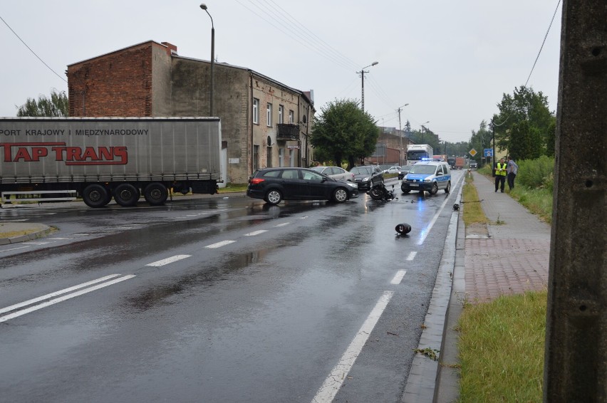Wypadek na ul. Częstochowskiej w Wieluniu. Motocyklista trafił do szpitala ZDJĘCIA