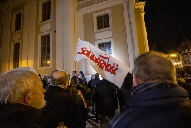 Uroczystość przed tablicą na ścianie kościoła akademickiego pw. Ducha św. na Rynku Staromiejskim, upamiętniającą patriotyczne demonstracje z czasu stanu wojennego, z 1 i 3 maja 1982 roku, w obronie wolności i „Solidarności”