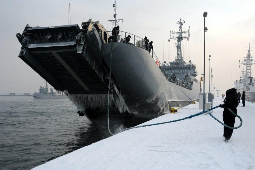 Gdynia: Koniec zimowego rejsu studentów Akademii Marynarki Wojennej. ORP Poznań wraca do portu