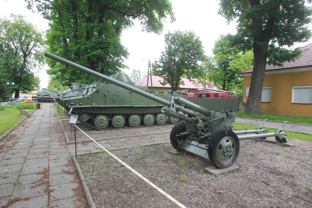 W otoczeniu budynku znajduje się ciekawa kolekcja militariów oraz pojazdów strażackich pochodzących z okresu od końca XIX do połowy XX wieku. Muzeum posiada działy: archeologiczny, etnograficzny, historyczny, sztuki i wojskowy. Prowadzi wystawy czasowe, tematycznie związane z terenami obecnych powiatów: dębickiego i ropczycko-sędziszowskiego, lekcje muzealne oraz warsztaty dotyczące historii kultury i sztuki. Dysponuje także nowo utworzoną biblioteką regionalną.
tel. 14 683 74 28, www.muzeumwdebicy.pl