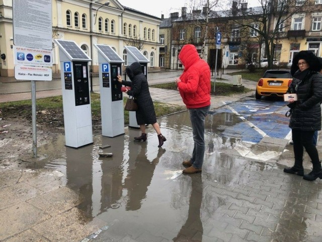 Gigantyczna kałuża powstała przed parkometrami na Placu Wolności w Kielcach. Kierowcy ironizują, że teraz zamiast samochodu warto wziąć tam ze sobą łódkę. Zobaczcie kolejne zdjęcia.