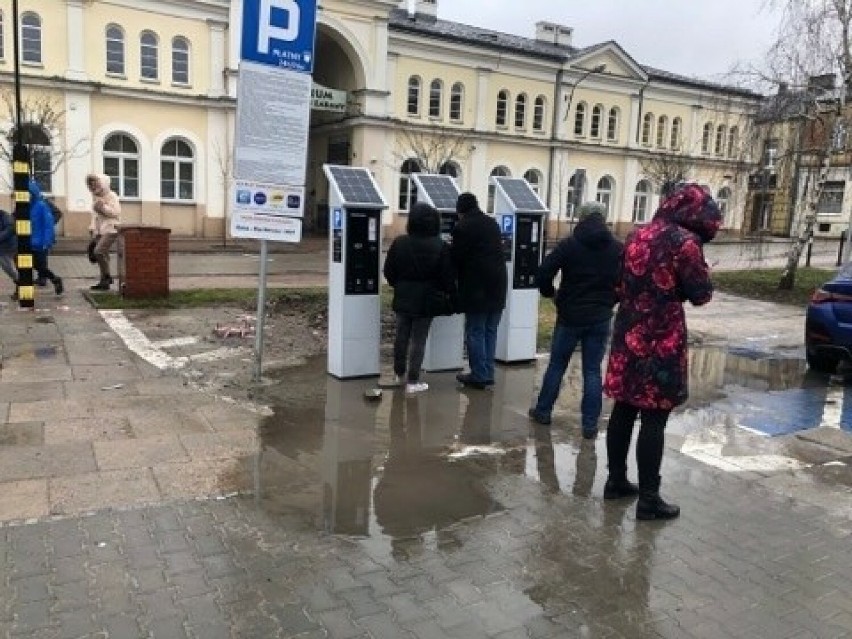 Żeby dotrzeć do parkometru w Kielcach trzeba... umieć pływać? Kierowcy ironizują o drogim parkowaniu na Placu Wolności