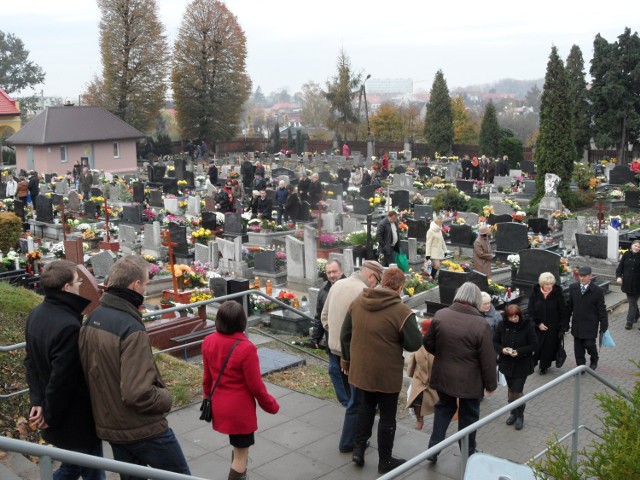 Mieszkańcy odwiedzają na cmentarzu bliskich. Spoczywa tu ok. 10 tys. osób