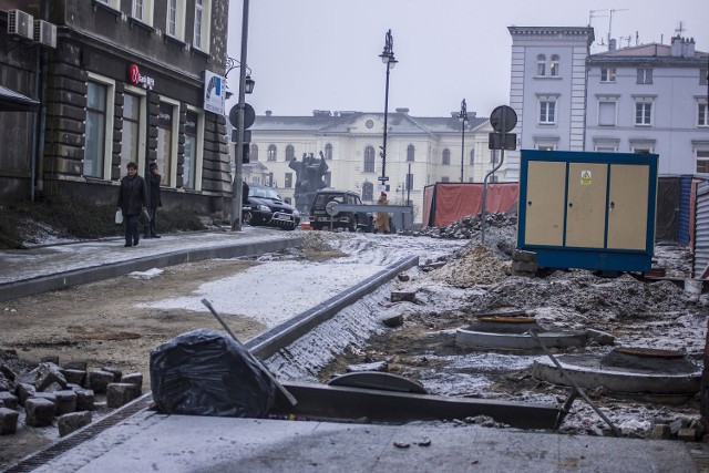 Również w centrum miasta przy samym ratuszu nie jest zakończona przebudowa ulicy Krętej, która trwa od lata zeszłego roku.