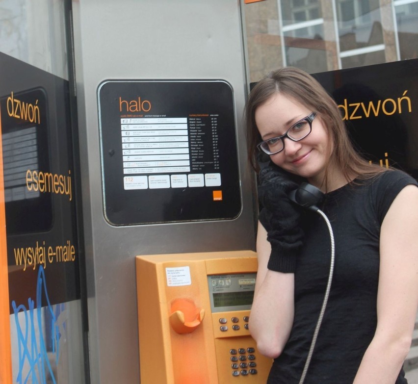 Wrocławianka w budce telefonicznej