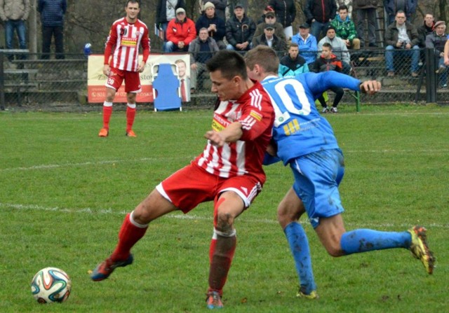 Kamil Szewczyk (przy piłce) zdobył jedną z bramek dla Soły w jej ostatnim meczu przeciwko IKS Olkusz, a wygranym przez oświęcimian 5-0.