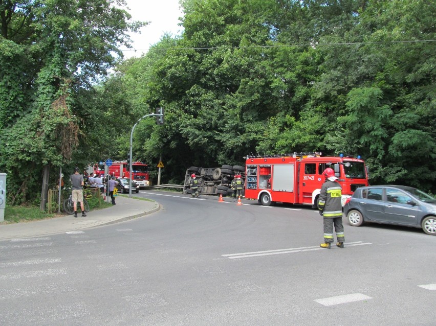 Wypadek w Poznaniu: TIR przewrócił się na bok