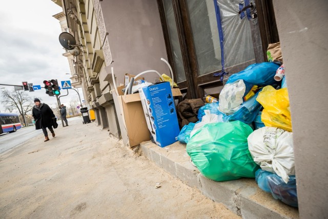 Zirytowani mieszkańcy wystawiają odpady wprost na ulice miasta - na przykład na ul. Królowej Jadwigi.