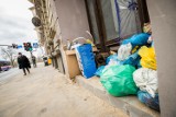 Sterty śmieci leżą przy domach - nowa firma tłumaczy się koronawirusem